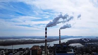 4K航拍工业园区化工厂大烟囱污染排放视频的预览图